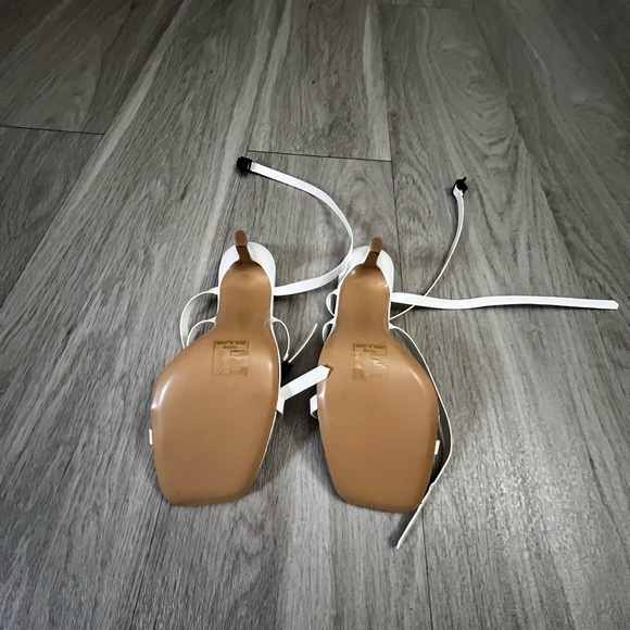 White high heels - Picture 2 of 8